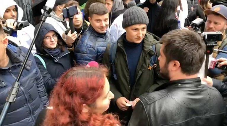 Первый в очереди за iPhone порвал талон, не сумев продать его за полмиллиона — Daily Storm