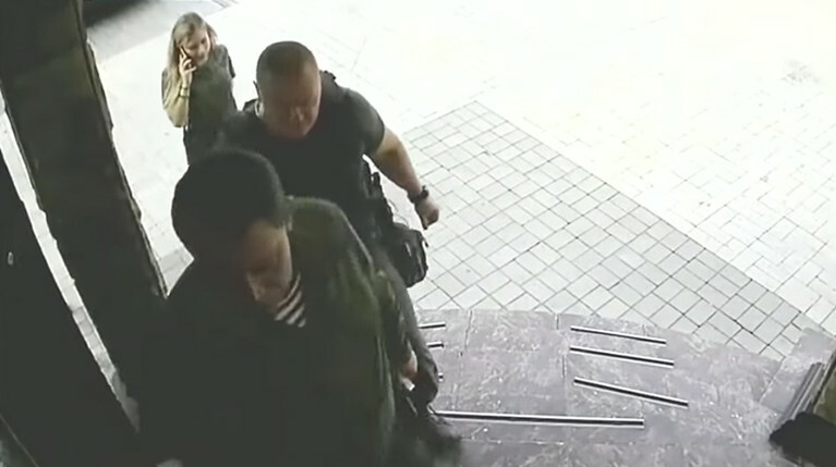 По данным телеканала «Россия 1», на облюбованном политиком столе обычно стояла табличка «стол заминирован»