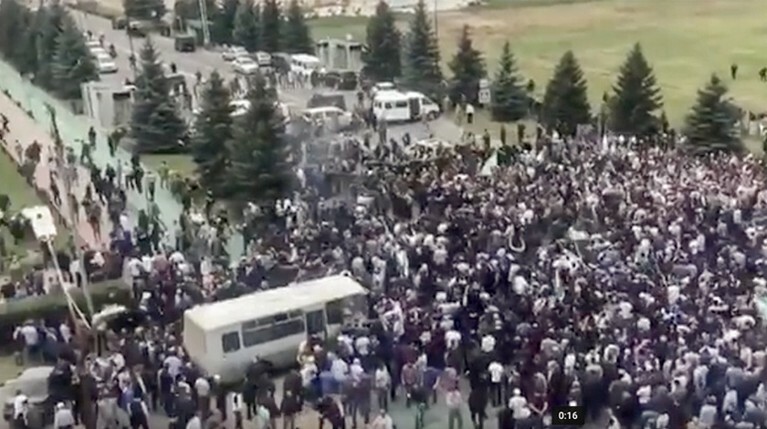 Глава республики ранее пытался поговорить с протестующими против обмена землями с Чечней, но его чуть не закидали бутылками