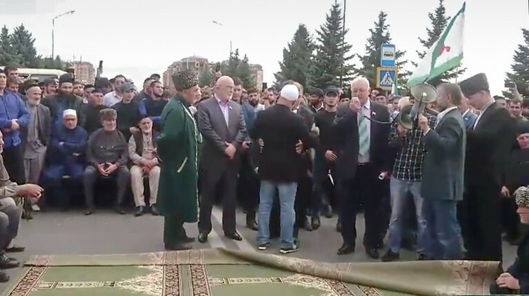 Ранее собравшиеся у здания Национального собрания объявили о решении устроить бессрочный протест