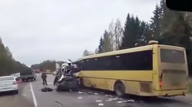 Еще четверо выживших пострадали в аварии, как сообщили в МЧС