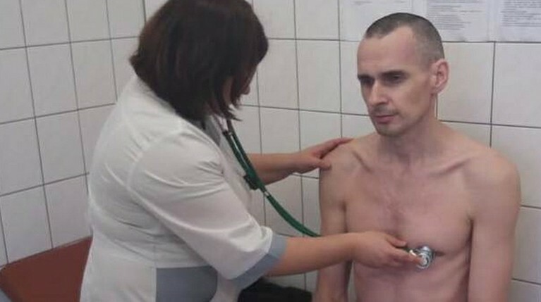 Омбудсмен в ЯНАО утверждает, что Сенцов не прекращал голодовку — Daily Storm
