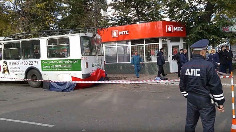 Еще двое раненых оставались под транспортным средством в течение часа