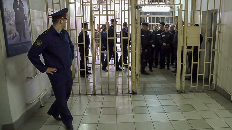 Правозащитник: 20 заключенных «Владимирского централа» вскрыли себе вены из-за пыток — Daily Storm