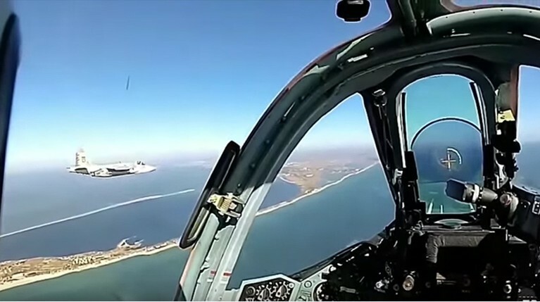 В Сеть попало видео учебного воздушного боя между российским Су-27 и американским F-15 — Daily Storm