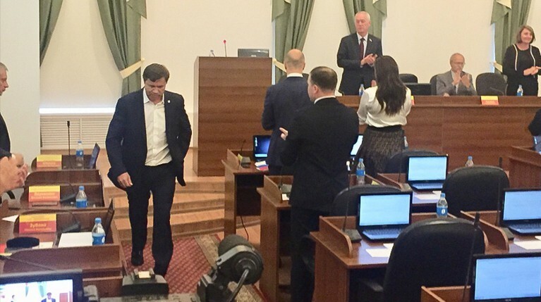 При этом депутаты от КПРФ сорвали формирование конкурсной комиссии, которая должна была назначить нового главу города