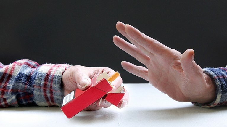 Нужны безлоготипные пачки сигарет и поднятие возраста продажи, заявила министр здравоохранения Вероника Скворцова