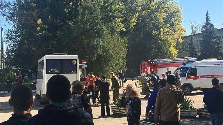 На месте происшествия работают спасатели, правоохранители и медики
