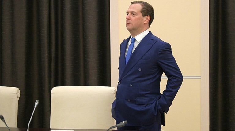 Медведев назвал торговой войной санкции США против российских банков — Daily Storm
