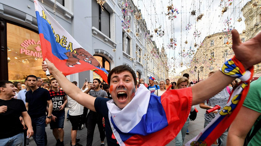 Чемпионат единодушно признали «успешным во всех отношениях» Болельщики в Москве после матча чемпионата мира по футболу 2018 г.