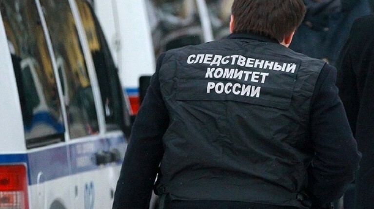 Поводом для проверки стала песня о желании выйти замуж, которую исполнила следователь в короткой юбке