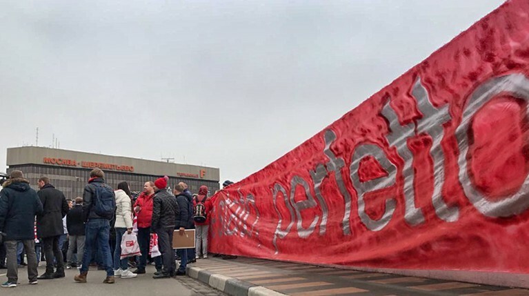 Из-за наплыва фанатов бывшего главного тренера красно-белых к стойке регистрации провела полиция Фото: © Daily Storm