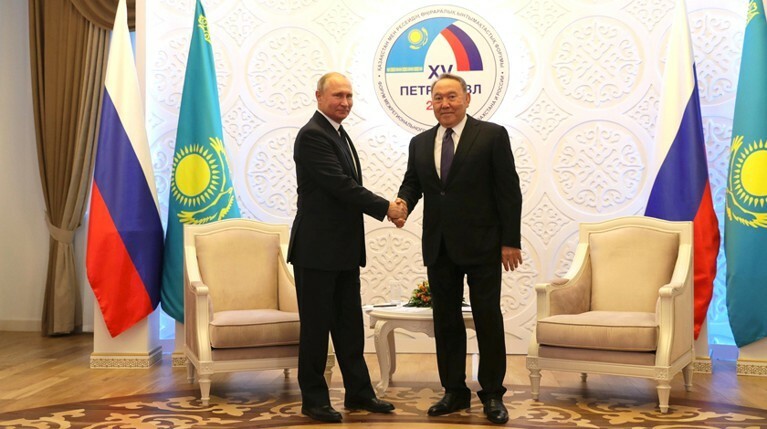 Путину подарили казахский кнут и завязанные в узел гвозди — Daily Storm