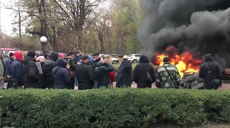 Возле здания «Криворожгаза» граждане устроили акцию протеста, требуя вернуть отопление в их дома