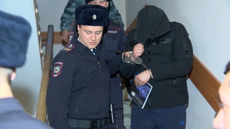 Трое офицеров полиции избили 23-летнюю девушку, а затем надругались над ней, она смогла уйти от них только утром следующего дня
