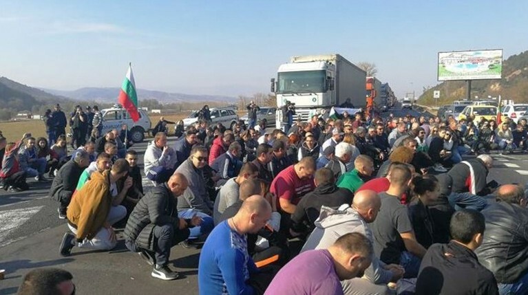 Во многих болгарских городах демонстранты перекрывали дороги и призывали к отставке правительства