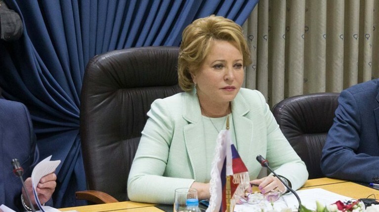 Матвиенко травмировала ногу и пришла на работу в гипсе — Daily Storm