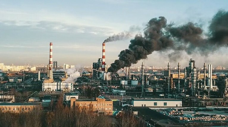 В Москве произошел пожар на нефтеперерабатывающем заводе — Daily Storm