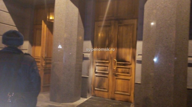 По подозрению в поджоге задержали 26-летнего Семена П., который потерял паспорт на месте преступления, пишут местные СМИ