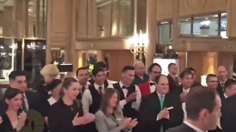 Во время проживания президента в Alvear Palace один из постояльцев поприветствовал его, крикнув на английском: «Вы номер один!»