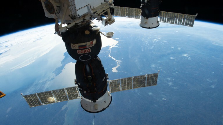 Российские космонавты исследуют отверстие в корпусе «Союза» в открытом космосе — Daily Storm