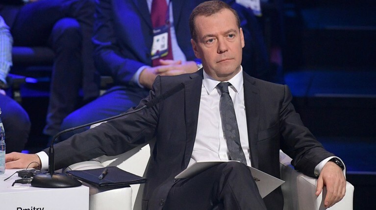 Медведев призвал чиновников «включать мозги» и пригрозил наказанием за глупость — Daily Storm
