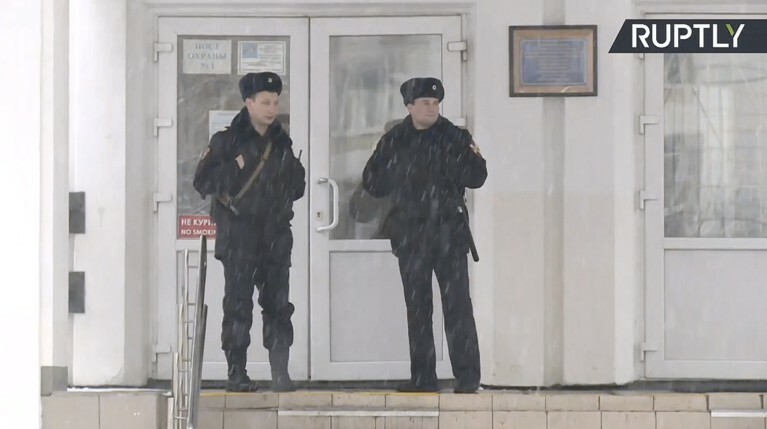 Даниила Г. отвлек его дедушка, говоря с ним по телефону, и полиция задержала подростка Кадр трансляции от школы в Жулебине, куда один из учеников пришёл с ножом