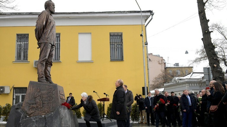 Путин открыл памятник Солженицыну в Москве — Daily Storm