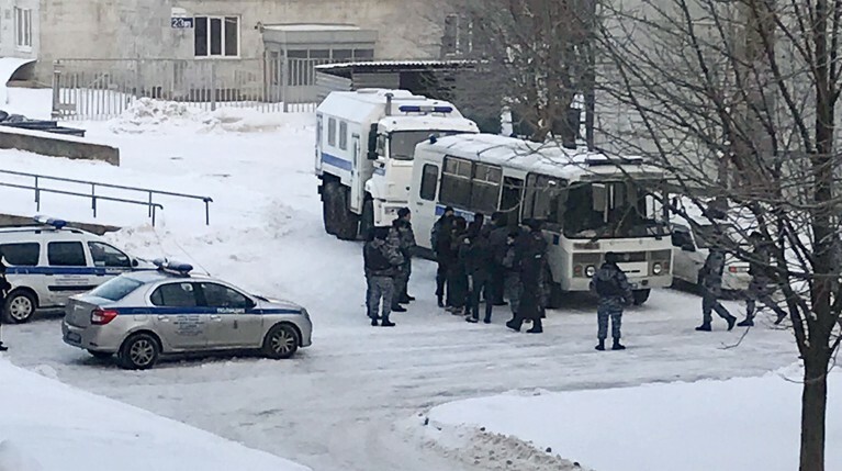Правоохранители задержали около 25 человек, сообщают очевидцы