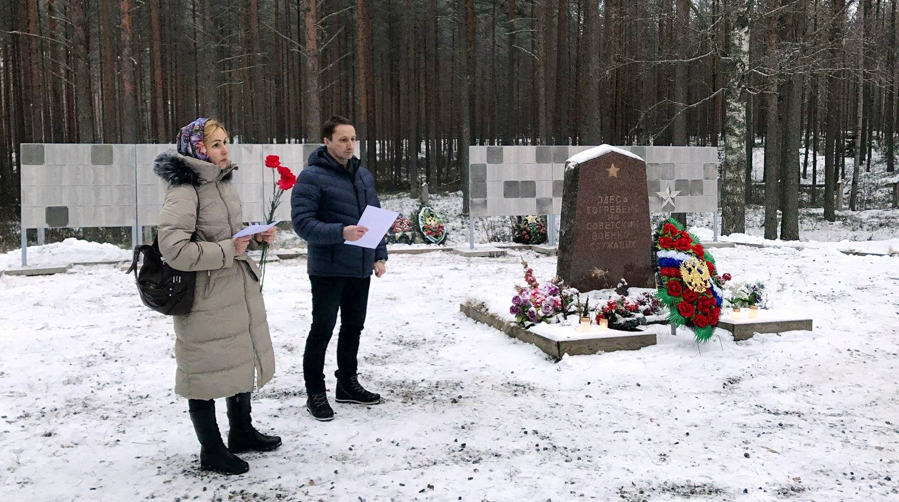 На юге страны, в городе Пиексямяки, на братской могиле были установлены стенды с именами умерших в лагере undefined