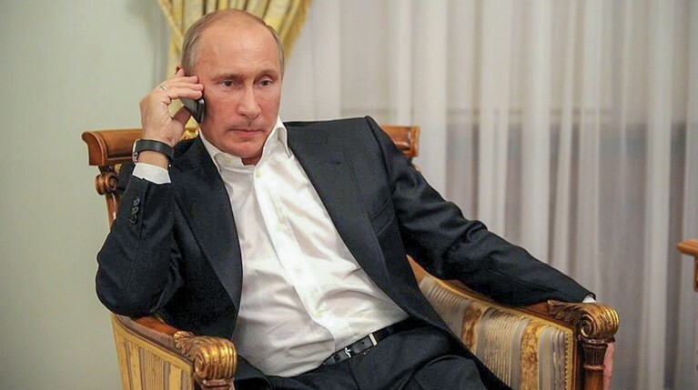 В Кремле рассказали, почему Путин не пользуется мобильным телефоном — Daily Storm