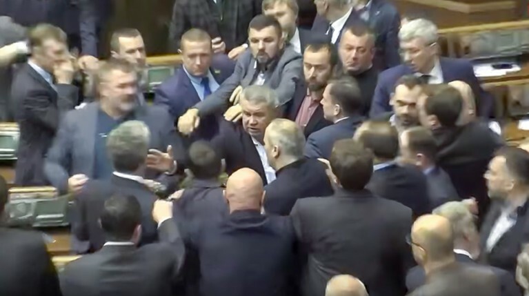 Потасовка произошла после голосования за закон, по которому каноническую УПЦ могут лишить ее названия.