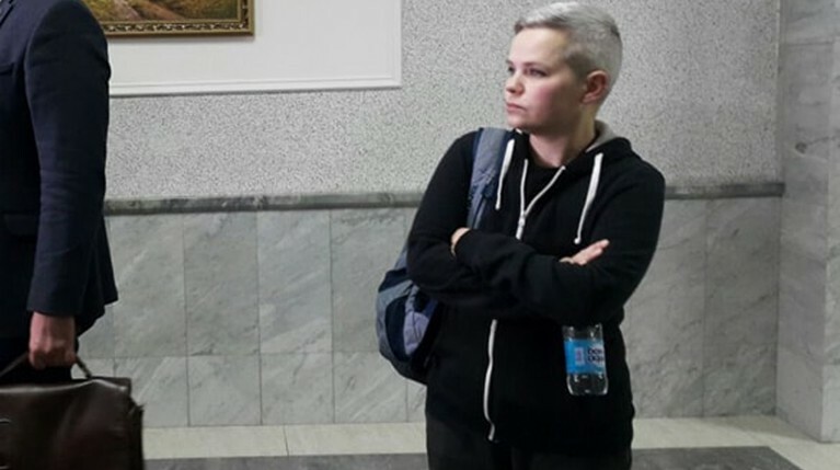 Удалившая себе грудь екатеринбурженка Савиновских уехала из России — Daily Storm