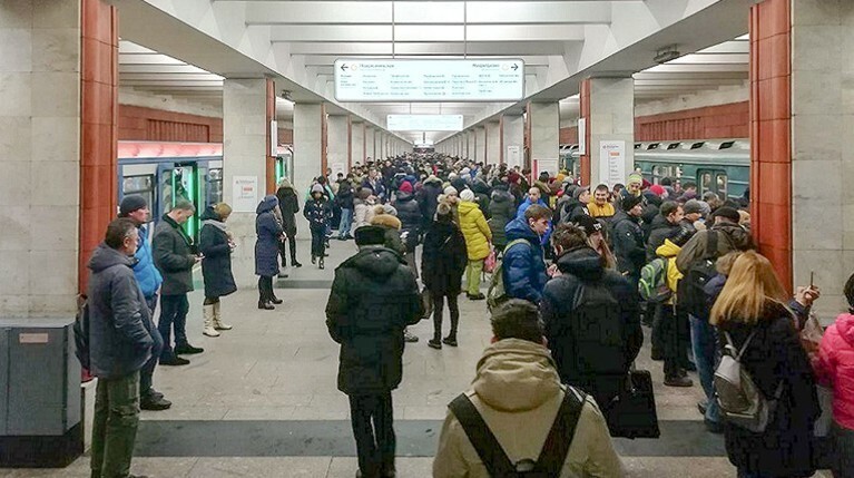 Москвич прыгнул на рельсы метро спасать упавшую женщину и сломал ногу — Daily Storm