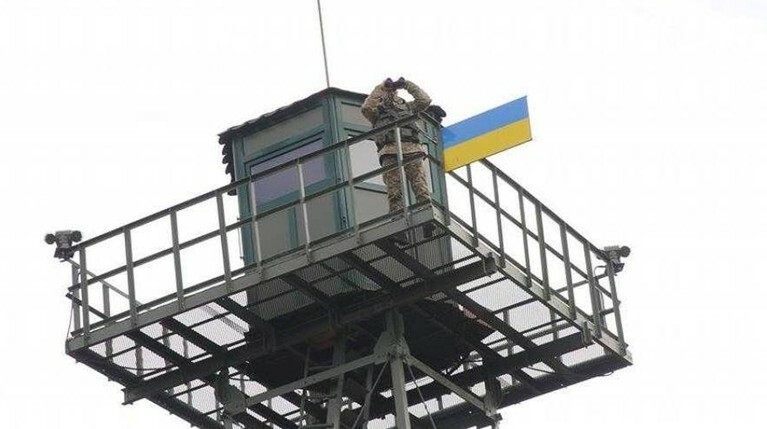 Заграждение оснащено множеством защитных систем, включая камеры видеонаблюдения и датчики движения