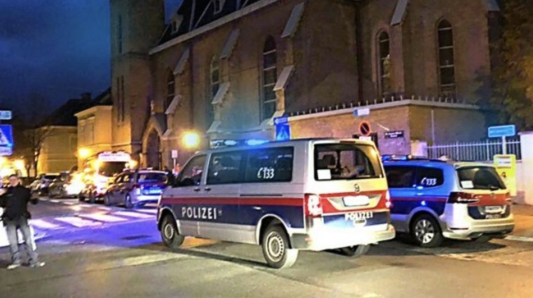 По данным полиции, нападавшие ограбили людей и сбежали