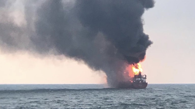Десять человек погибли при пожаре на судах в Керченском проливе — Daily Storm