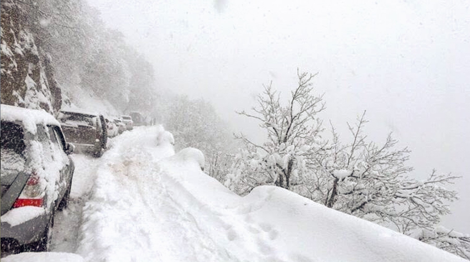 Dailystorm - В горах Крыма снежная лавина заблокировала более 100 автомобилей
