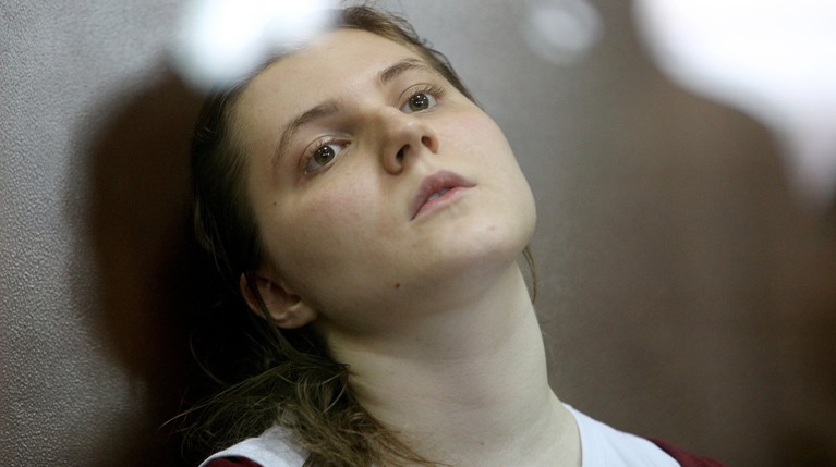 СКР подозревает девушку в организации экстремистского сообщества и участии в нем (часть 1 и часть 2 статьи 282.1 УК РФ) Фото: © Агенство Москва / Никеричев Андрей