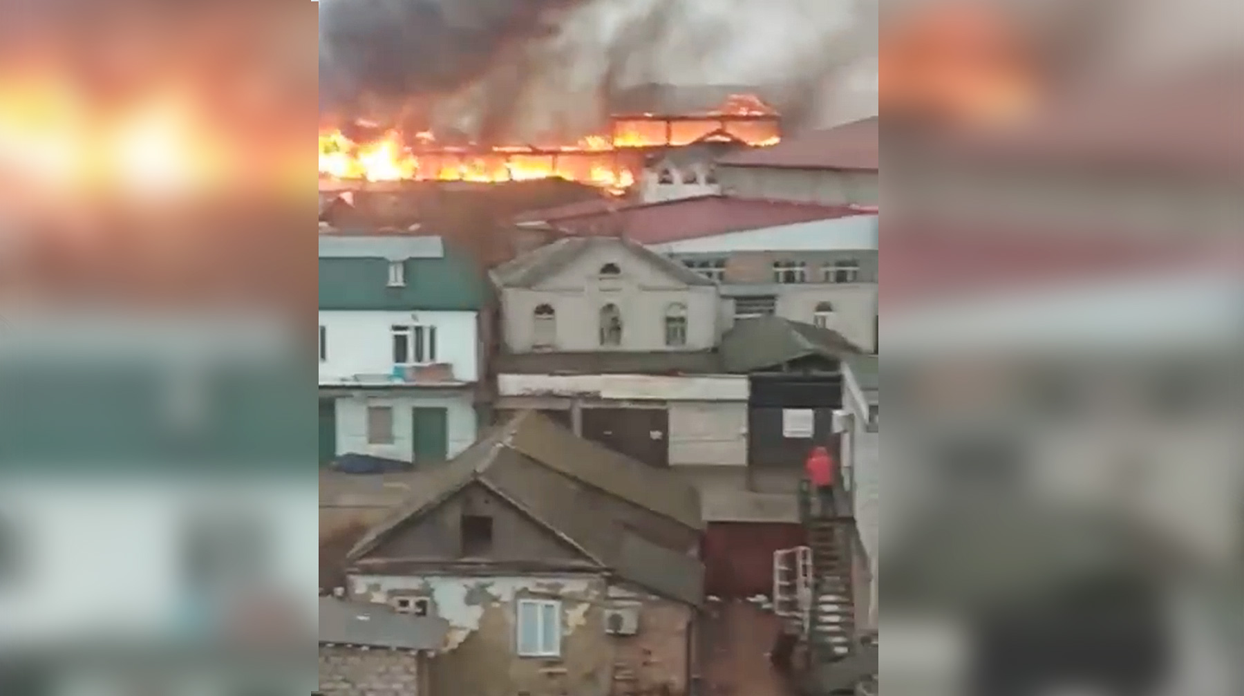 Огнем охвачено все здание, площадь пожара составила восемь тысяч квадратных метров undefined