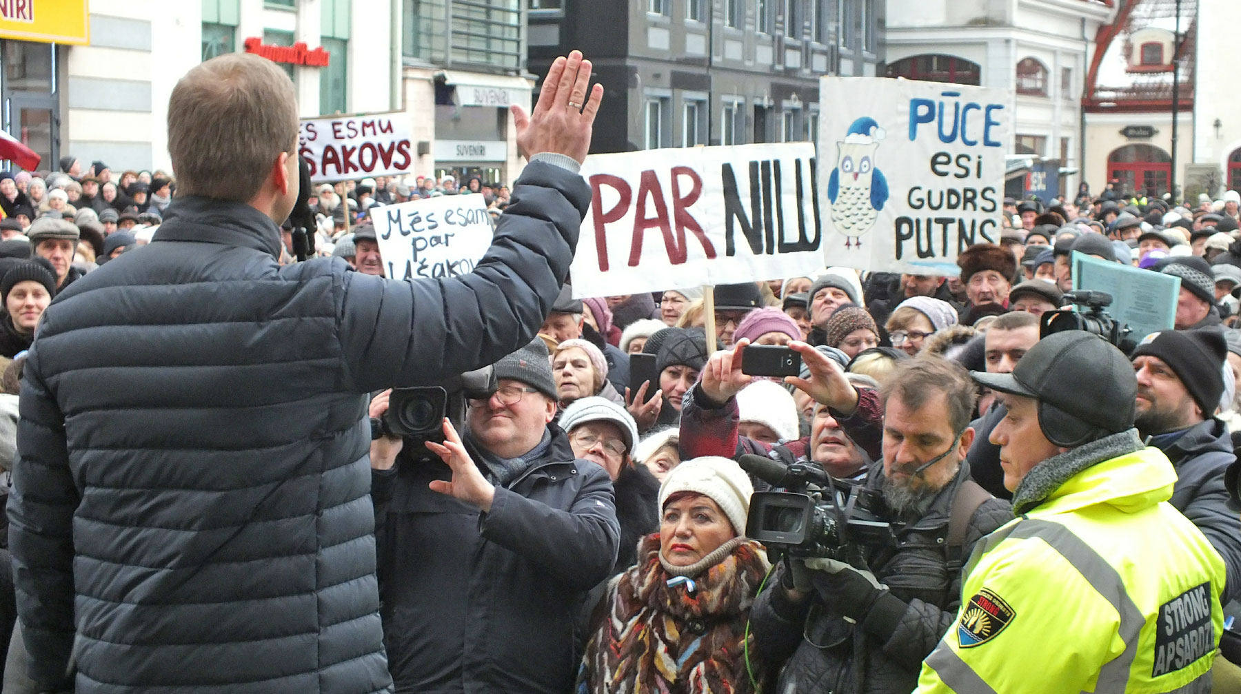 Митинг организовала возглавляемая градоначальником выражающая интересы русскоязычных жителей Латвии партия «Согласие» Митинг в поддержку мэра Риги и лидера партии «Согласие» Нила Ушакова