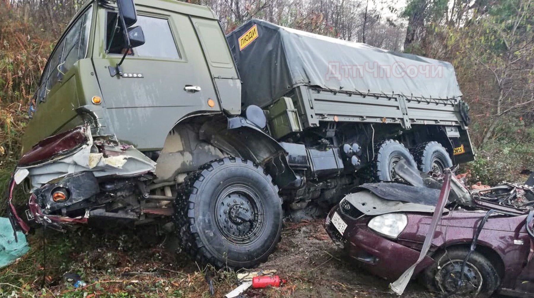 Находившийся за рулем легкового автомобиля военнослужащий не справился с управлением и столкнулся с военным «КамАЗом» undefined