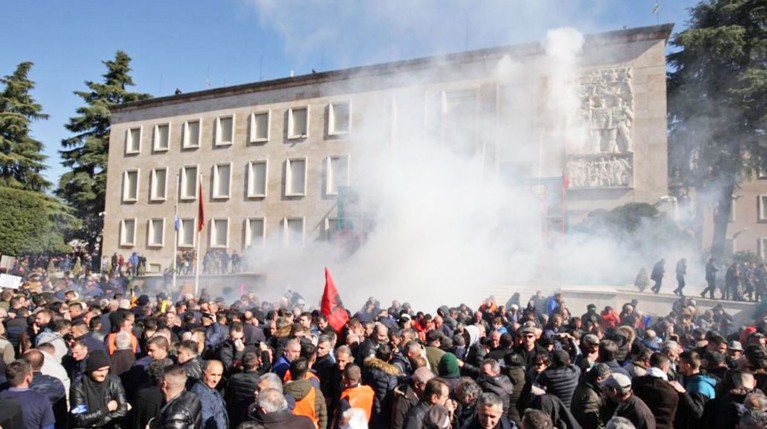Вооруженные протестующие требуют отставки правительства, полиция применяет слезоточивый газ и призывает разойтись