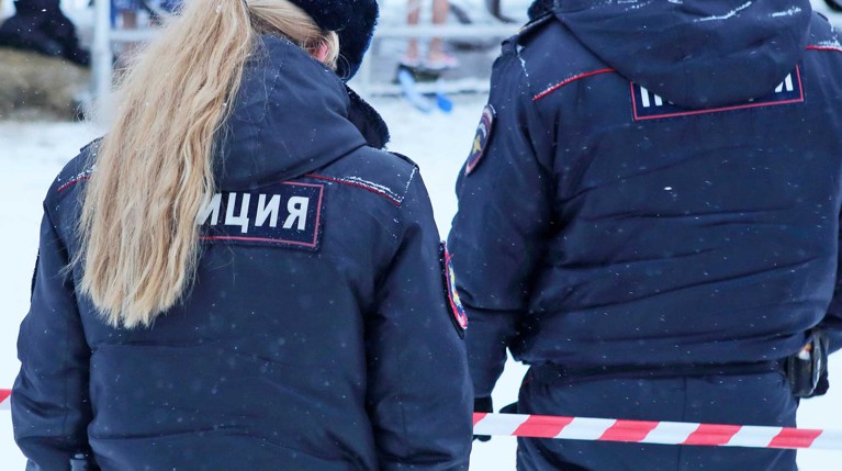 Женщина пригласила танцовщицу на торжество, посвященное Дню защитника Отечества