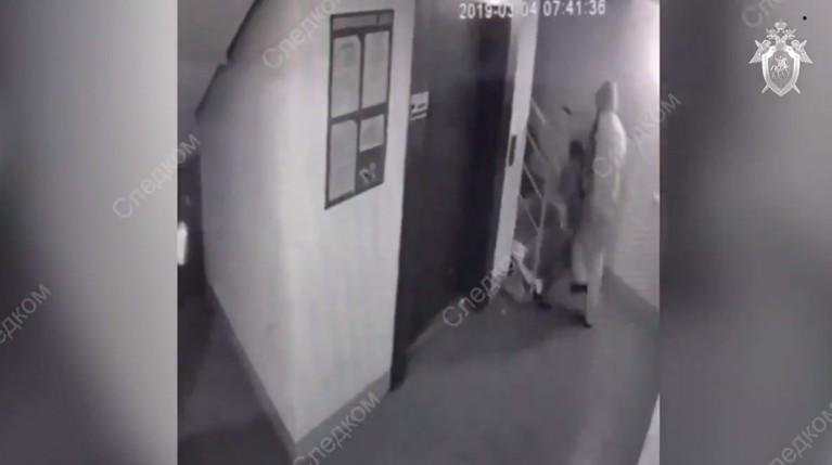 Убийца поджидал его в подъезде дома, несколько раз выстрелил в него и ушел, бизнесмен скончался на месте