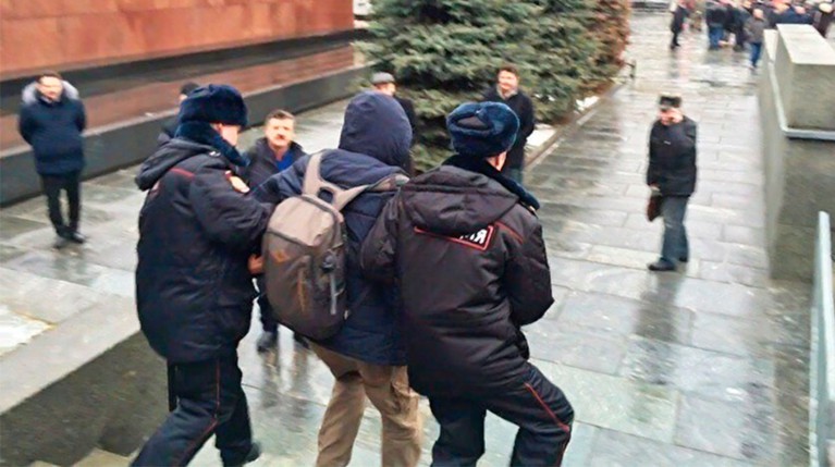 Они швырнули гвоздики на могилу Иосифа Сталина со словами: «Сгори в аду, палач народа, убийца женщин и детей»