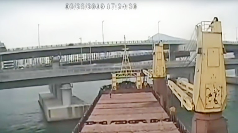 Сухогрузу Seagrand удалось избежать столкновения с яхтой, но позднее он врезался в мост
