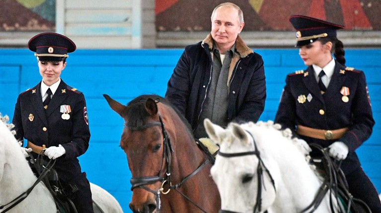 Шагом и рысью: Путин продемонстрировал умения верховой езды — Daily Storm