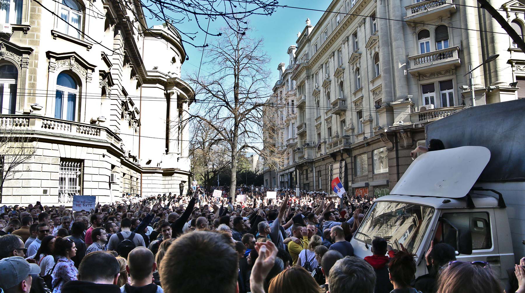 Dailystorm - В Белграде протестующие заблокировали дворец президента Сербии