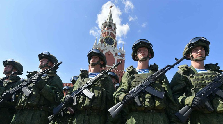 27-летний военнослужащий покинул свою часть с оружием и боеприпасами, а позднее его тело было найдено в нежилом здании